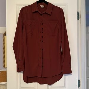 Duluth trading Company button down, stretch fabric, size medium, maroon color